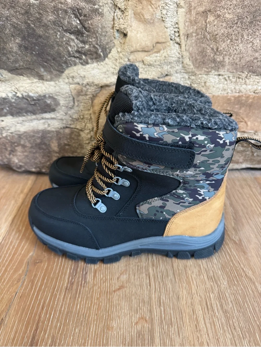 🔥NEW Waterproof boys Snow Boots Sz 4 Thermolite Camo Price Firm!